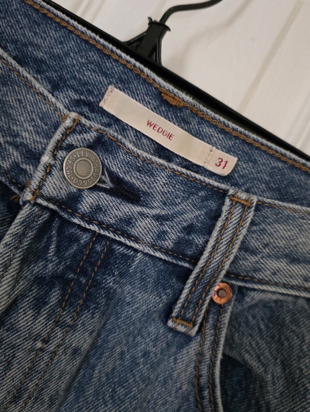 Levis Wedgie Straight Ankle Raw Hem 31W 25L